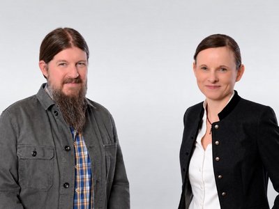 Porträts der PCCL-Forschenden Gernot Oreski (links) und Sandra Schlögl (rechts) nebeneinander vor hellgrauem Hintergrund.